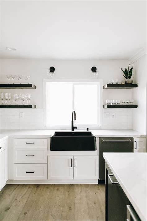 A farmhouse sink is a traditional style that has reemerged in the modern kitchen due to its unique style and functionality. Black and white kitchen, #Black #blackfarmhousesink # ...