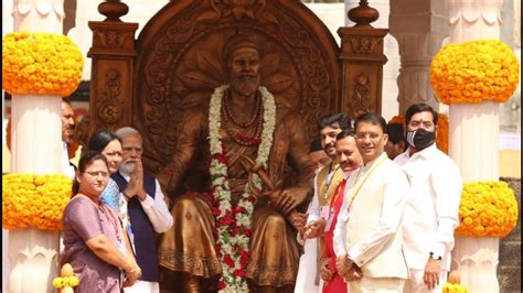 ­bjp Eyes Maha Civic Polls As Pm Modi Unveils Shivaji Statue Lays