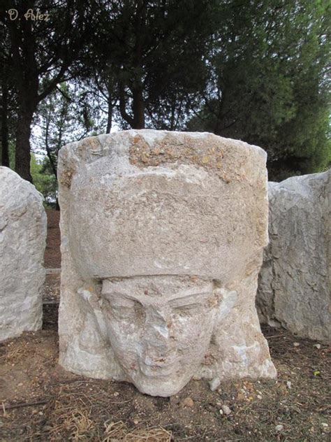 Aparecen tres esculturas gigantes de cabezas de indígenas enterradas bajo el Monumento del IV