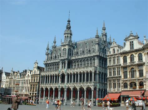 Mit hilfe von aufzügen und treppen kommt. Brüssel Sehenswürdigkeiten im Belgien Reiseführer http ...