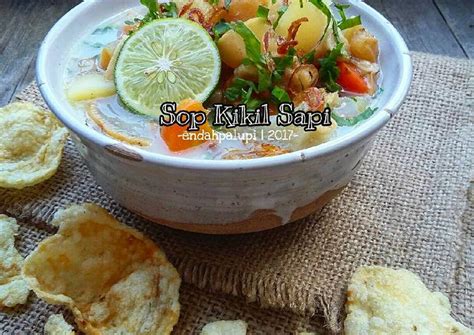 Berkuah kuning bening soto kikil ini juga memakai isian dan pelengkap soto umumnya. Resep Sop Kikil Sapi oleh Endah Palupi - Cookpad