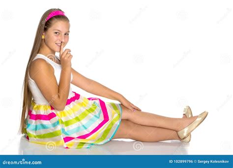 Девочка подросток сидит на поле Стоковое Фото изображение насчитывающей утеха персона 102899796