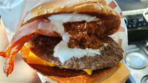 골든 아치 로고와 i'm lovin' it은 맥도날드 고유의 상표입니다. 맥도날드 : 신제품 - 미트칠리 비프 버거 ( Feat. 맥 드라이브 스루 ...