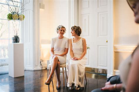 A Touch Of 20s Vintage For A Fuss Free And Elegant Lesbian Wedding