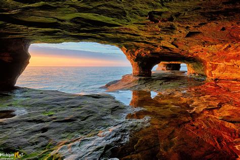 Sunlit Sea Cave Lake Superior Near Munising Michigan Lago Michigan
