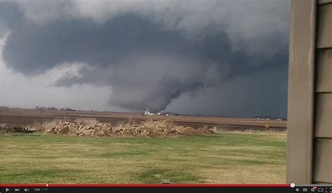 Terrifying Video Of Huge Illinois Tornado Infonews Thompson