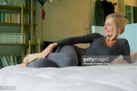Mature Woman Pajamas Bed Barefoot Photos Et Images De Collection