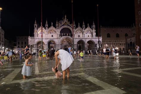 Unseasonal Flooding Hits Italy S Venice Daily Sabah
