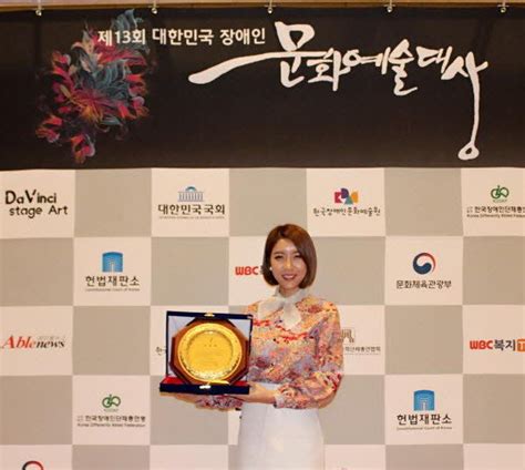최근 장안의 가장 핫한 진달래가수 전국민의 팬심의 힐링의 가수이어라 신이 내린 천상의 가창력 봉사와 겸손 미모와 진심 노력과 감사의 아이콘 진달래가수 전국민의 팬들의 사랑을 독차지. 트로트 가수 진달래, '제 13회 대한민국 장애인 문화 예술대상 ...