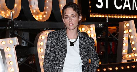 Kristen Stewart Na Pokazie Chanel Cruise W Białym Topie I Tweedowym