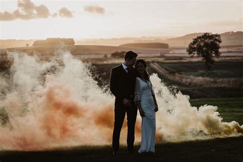 Ver más ideas sobre bombas de humo, fotografía de humo, bombas de humo fotografia. Bombas de humo en las bodas: tendencia 2019 - Bodamás