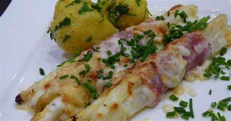 überbackener weißer spargel mit serranoschinken