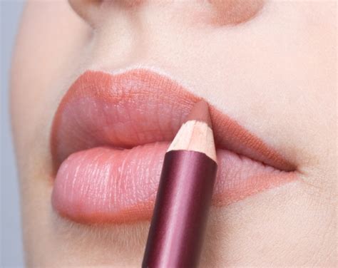 How To Line Your Lips Like You Know What Youre Doing Lipstiq