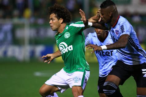 Therefore, in this game, we do not expect an unexpected result. Chapecoense 0x3 São Paulo: Assista aos melhores momentos ...