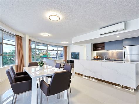 Caesarstone's calacatta nuvo quartz is a symphony of wide, elegant, cascading grey veins on an opaque creamy white base, inspired by the rich beauty of natural italian calacatta marble.caesarstone knows the secret of using natural raw quartz minerals to craft the most durable and safe countertops. 3 5131 Calacatta Nuvo™ - Designer Kitchens | Caesarstone ...