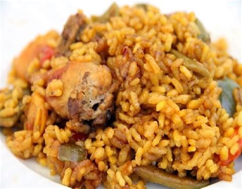 El arroz con conejo y caracoles es un plato especial murciano, lleno de sabor y texturas que encantan al paladar. Receta de Arroz con conejo murciano