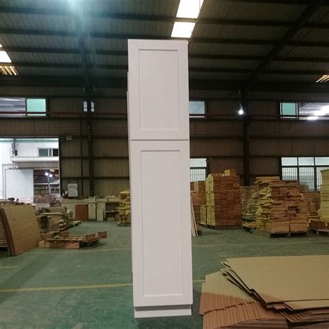 The reversed, raised center panel on the doors will add strength and character to your kitchen, providing the charm and elegance you desire. China Rta Kitchen Cabinet Solid Wood Pantry Cupboards - China White Kitchen Cabinets, Modern ...