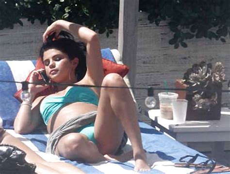 Selena Gomez Cameltoe Bikini Panty And Sexy Ass 2013 51 Fotos