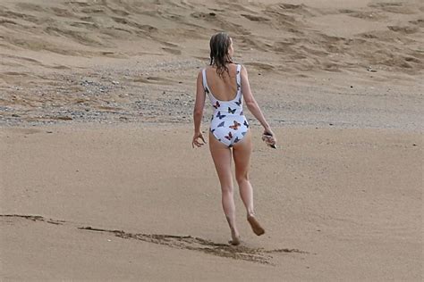 Brie Larson In Bikini At The Beach With Elijah Allan Blitz In Hawaii 02 Gotceleb