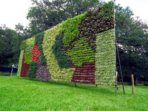 Build A Vertical Garden For A Lovely And Useful Green Wall The Art Of