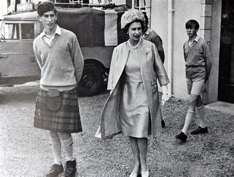 Sie wurde 1934 von dem aus deutschland geflohenen reformpädagogen kurt hahn gegründet, auf den auch die schulen schloss salem. Prince Charles at Gordonstoun: Punched as he slept while ...