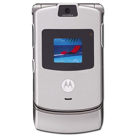 Released 2004, q3 95g, 13.9mm thickness feature phone 5.5mb storage, no card slot. Motorola RAZR V3 - Fabriksrenoverad - Silver