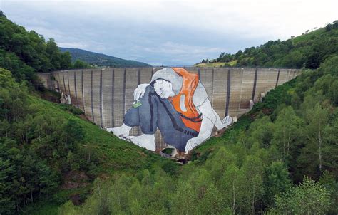 ダムの壁に描かれた巨大な絵画アートの謎【a】 ミライノシテン