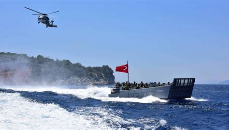 .'da konuşlu 2.ordu, erzincan 'da konuşlu 3.ordu ve i̇zmir 'de konuşlu ege ancak operasyonel olarak deniz kuvvetleri ile temas halindedir. Türk Deniz Kuvvetleri yarın Girit'in güneyinde askeri ...