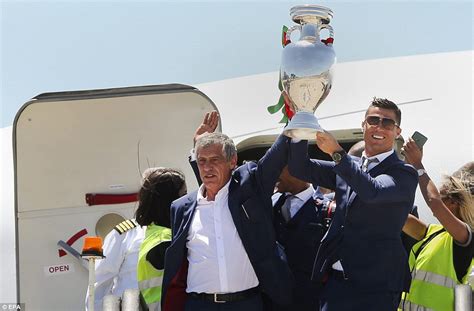 Ý nghĩa của chức vô địch. Giúp Bồ Đào Nha vô địch EURO 2016, HLV Fernando Santos ...