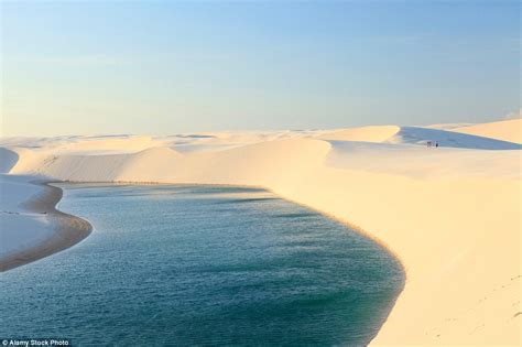 Kỳ diệu cảnh sa mạc biến thành hàng ngàn hồ nước xanh biếc đẹp như tiên