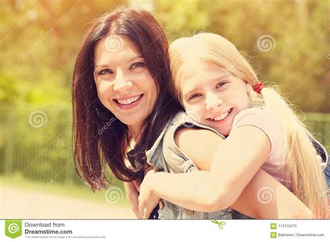 Abrazo De La Madre Y De La Hija Felices Foto De Archivo Imagen De