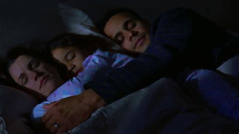 vídeos y material grabado en eventos de stock de father and daughter sleeping in bed getty images
