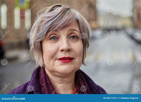 Belle Donne Anziane Con Un Ritratto Per Capelli Corti All Aperto Immagine Stock Immagine Di