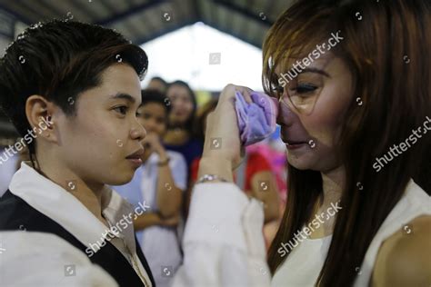 filipino lesbian couple lory guevara l redaktionelles stockfoto stockbild shutterstock