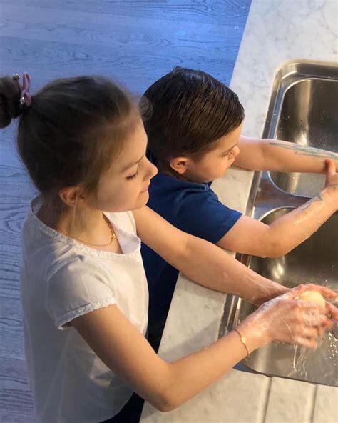 Prinzessin Estelle und Prinz Oscar waschen sich gründlich Hände Vor allem Kronprinzessin
