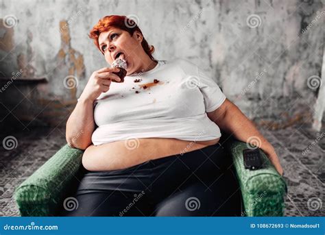 超重妇女在椅子坐并且吃甜蛋糕 库存图片 图片 包括有 è‚¥è… æ‡ æš è¶…è¿‡ å° åœ†é ¢åœ… 108672693