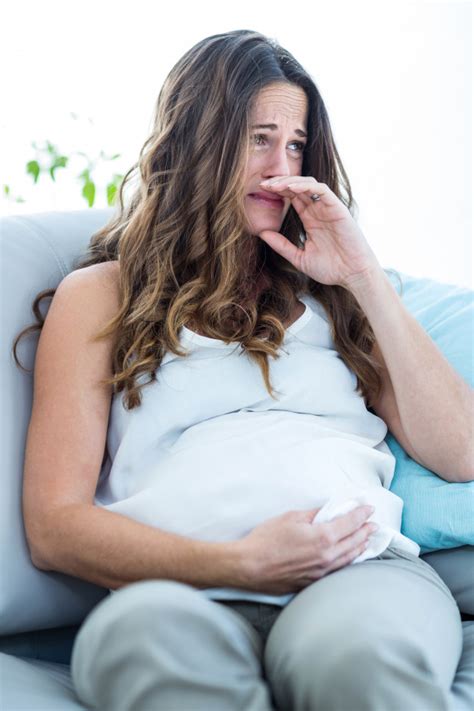 Mujer Embarazada Llorando En Casa Descargar Fotos Premium