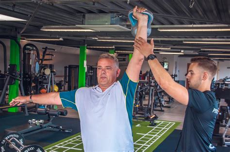 Vriendschap is belangrijk, omdat sociale steun essentieel is voor iedereen, dus wat onze redenen ook mogen zijn en hoe pietluttig het eigenlijk ook is om vriendschap te laten bepalen door nabijheid, contactfrequentie …. Fitness voor beginners - Bas Dijkstra Personal Training