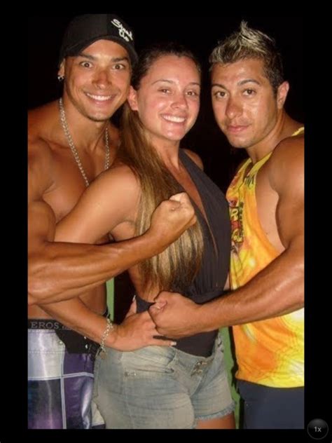 Quando era adolescente eu tinha complexo de magreza, então usava calças mais largas. PatynDica: TOP 10 : antes e depois da fama!!!