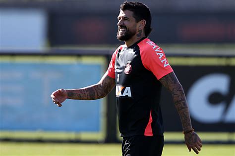 Luis óscar lucho gonzález (spanish pronunciation: Lucho González não sabe se fica no Atlético-PR em 2019 ...