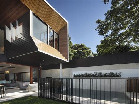 Untuk membuat pagar minimalis bisa menggunakan beberapa bahan antara lain pagar dari kayu, pagar dari besi atau baja ada juga pagar dari bahan batu alam. Tipe pagar rumah minimalis besi - SAKTI DESAIN
