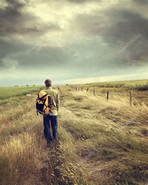 Homem Caminhando Na Estrada