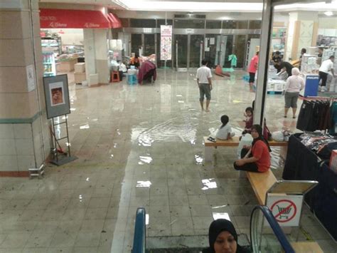 Parkson closes puchong store after just 18 months. Serious flash floods hit LDP Puchong @ Around Puchong IOI ...