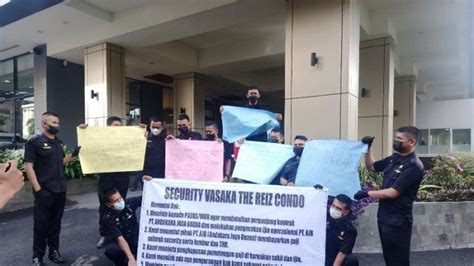 Puluhan Petugas Keamanan Apartemen The Reiz Condo Medan Unjuk Rasa