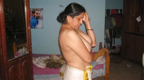 Horny Mallu Nude Tease Stripping Saree For Photos Photo