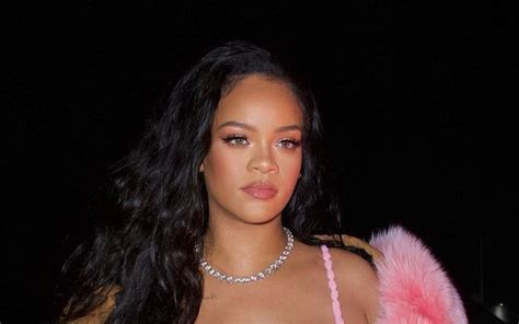 Rihanna Struggles With Her Outfits As New Mom After Finding It Easy To