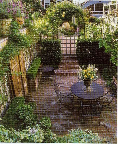 Small Courtyard Garden With Seating Area Design And Layout 100 Small