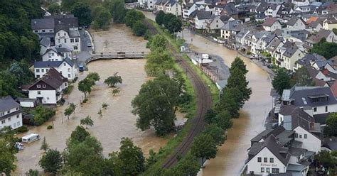 Überschwemmung f (genitive überschwemmung, plural überschwemmungen). Überschwemmung in Altenahr: „Totholz führt zu ...