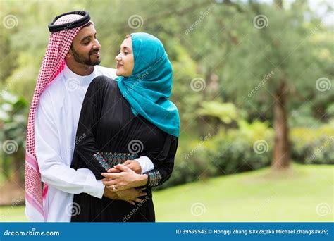 Het Arabische Paar Omhelzen Stock Afbeelding Image Of Kerel Gelukkig 39599543