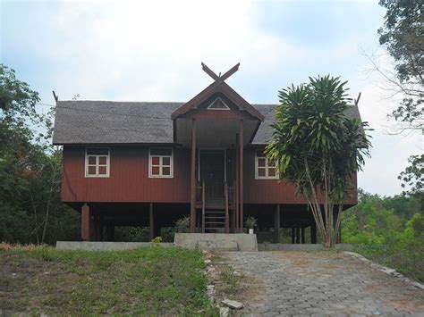 Pemerintah menetapkan rumah lamin sebagai rumah adat kalimantan timur karena dirasa rumah ini mempunyai gaya arsitektur yang unik dan khas. Rumah Adat Kalimantan Tengah - Tradisi Tradisional